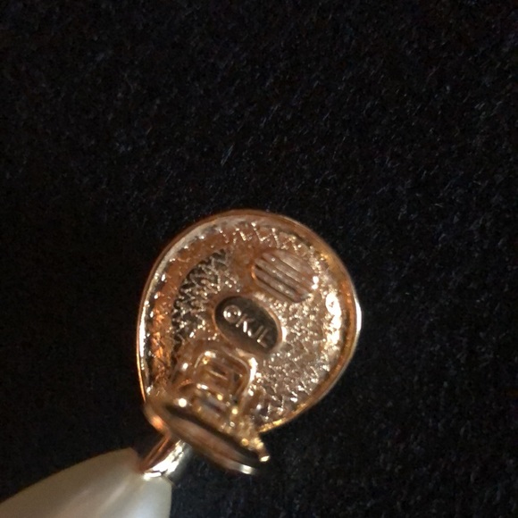 Vintage KJL faux pearl clip earrings w/black trim - Picture 5 of 5